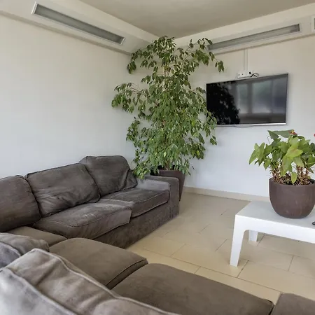 Eliopoli & Restaurant بيت شباب *